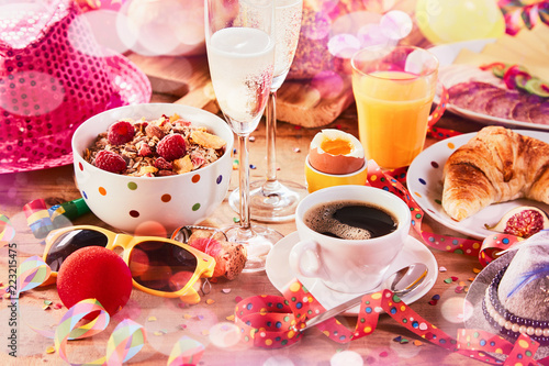 Obraz na płótnie Carnival breakfast with party accessories