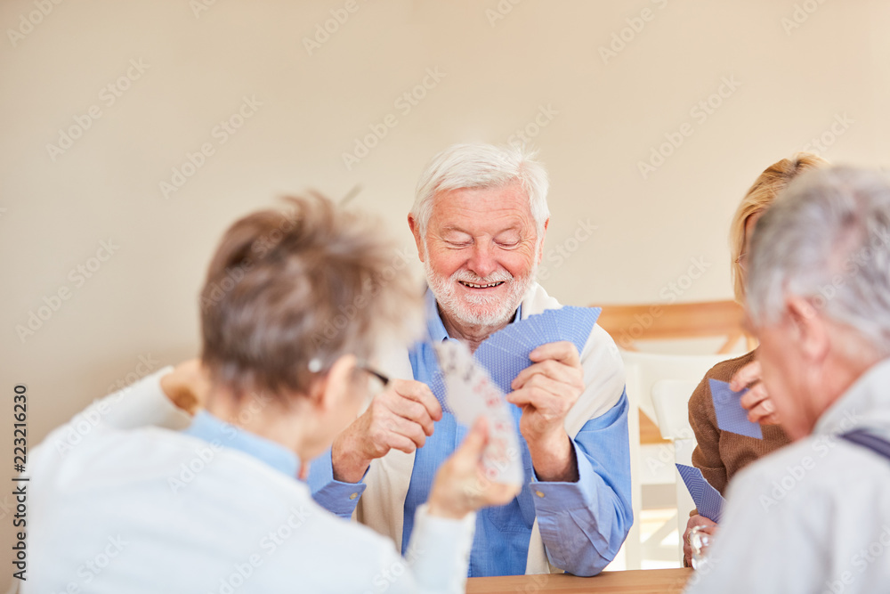 Fototapeta premium Gruppe Senioren hat Spaß beim Karten spielen