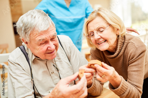 Senioren mit Demenz spielen ein Puzzlespiel photo