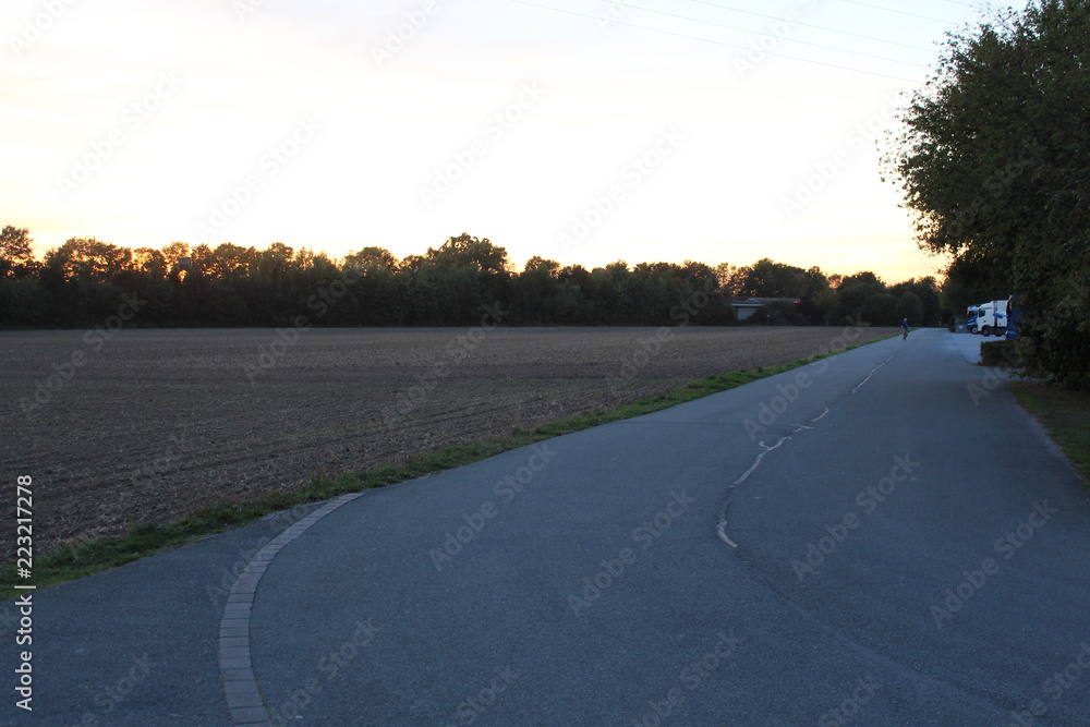 Fototapeta premium Sonnenuntergang auf dem Feld