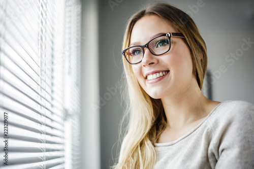 Free Download Junge Frau steht glücklich an ihrem Fenster - GFXLoad