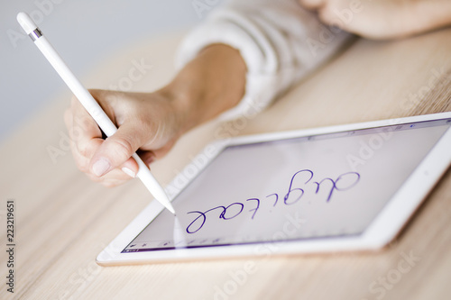 Studentin schreibt etwas auf ihrem Tablet
