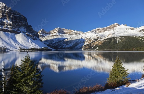 Fototapeta Naklejka Na Ścianę i Meble -  Bow Lake and Snowcapped Rocky Mountains Landscape on Icefields Parkway in Banff National Park Alberta Canada