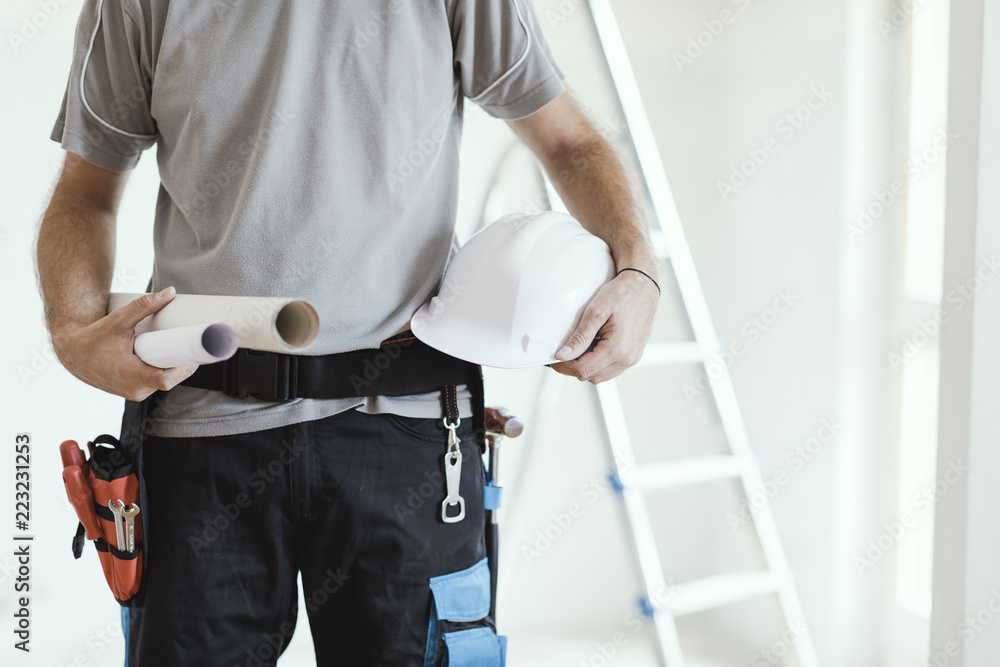 Φωτογραφία Construction engineer holding safety helmet and projects