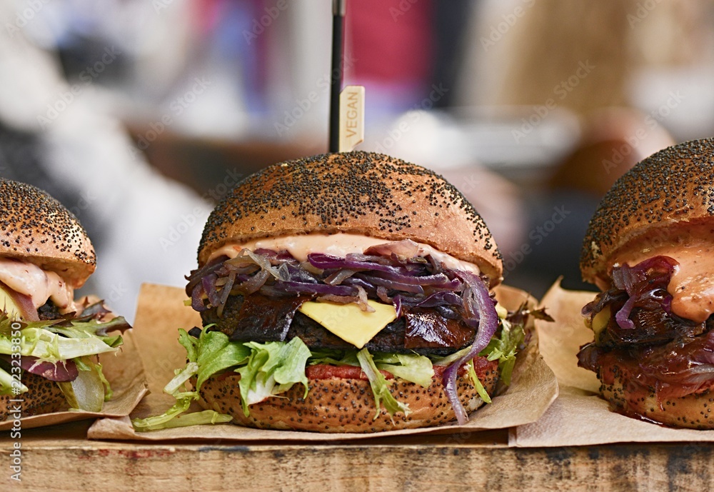 Φωτογραφία vegan burger in the street market