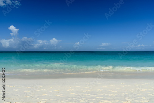 Fototapeta Naklejka Na Ścianę i Meble -  White sand and turquoise water. Dreamy background.