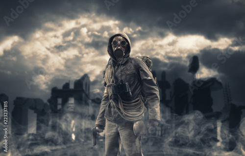 Foto Brave post atomic survivor with gas mask and destroyed city
