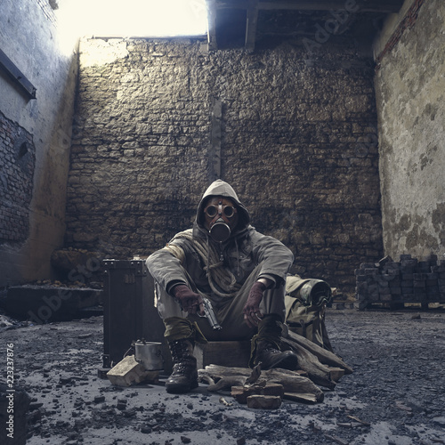 Obraz na płótnie Nuclear disaster survivor with gas mask