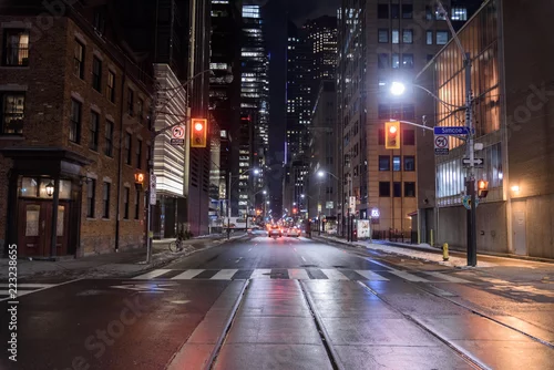 Fototapeta samoprzylepna Nocny widok na ulicę Toronto