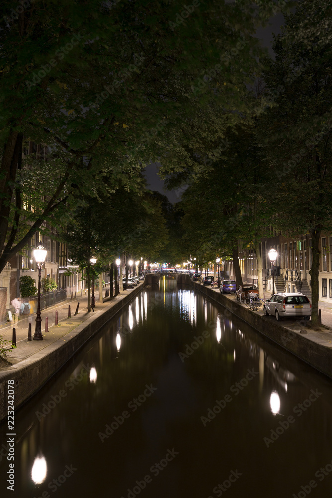 アムステルダムライトが映る夜の運河