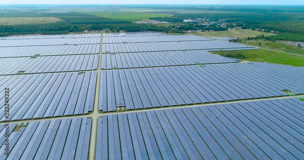 champs de panneaux solaire dans une ferme solaire