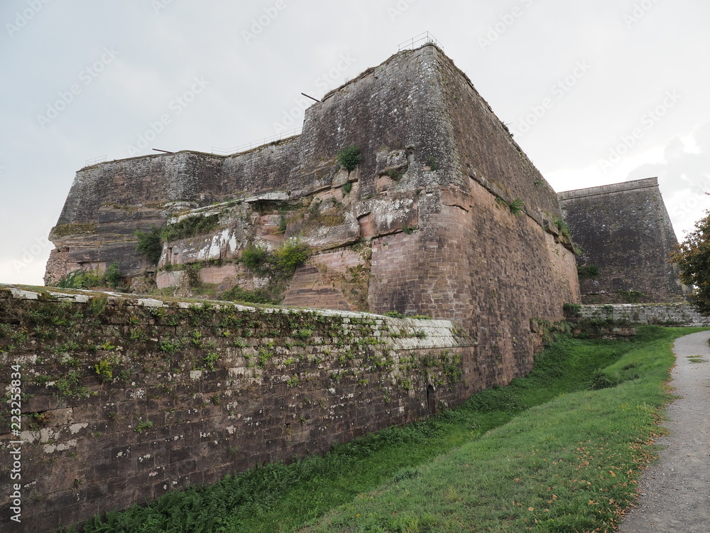 Zitadelle von Bitsch - Citadelle de Bitche – Großer Kopf - gelegen auf einem Hügel über der Stadt Bitsch
