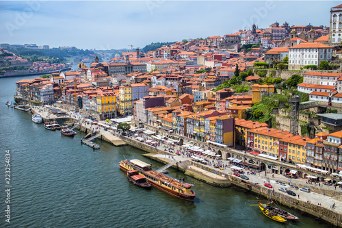 Ansicht der Kulturhauptstadt Porto am Douro von der Brücke Dom Luis I