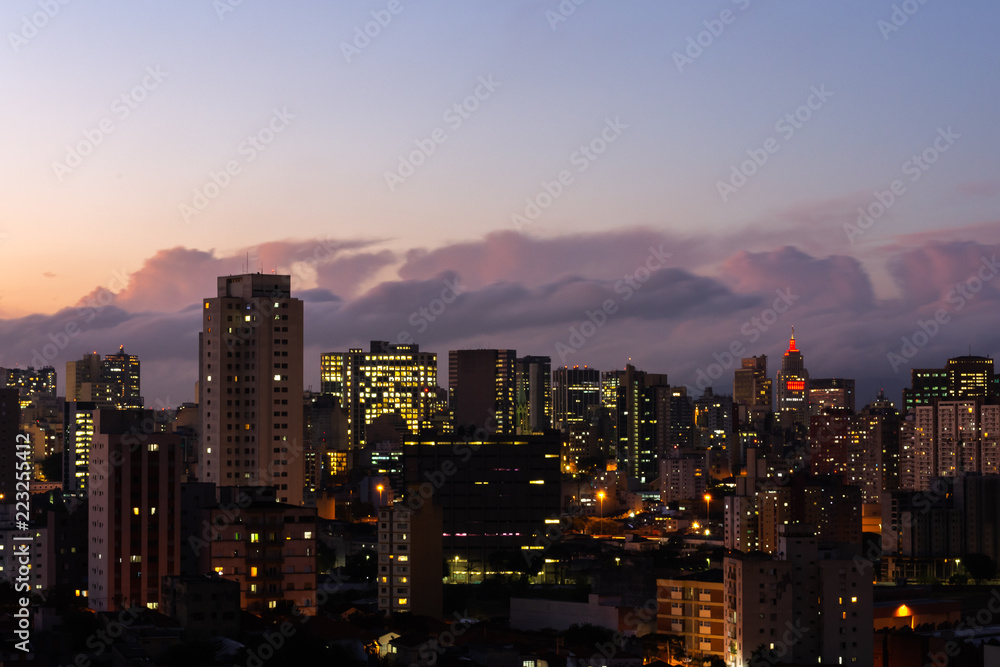 Naklejka premium cidade, prédios, nuvens, céu, luzes, noite, tempestade