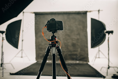 Quadro em tela Digital camera mounted on a tripod in a photo studio