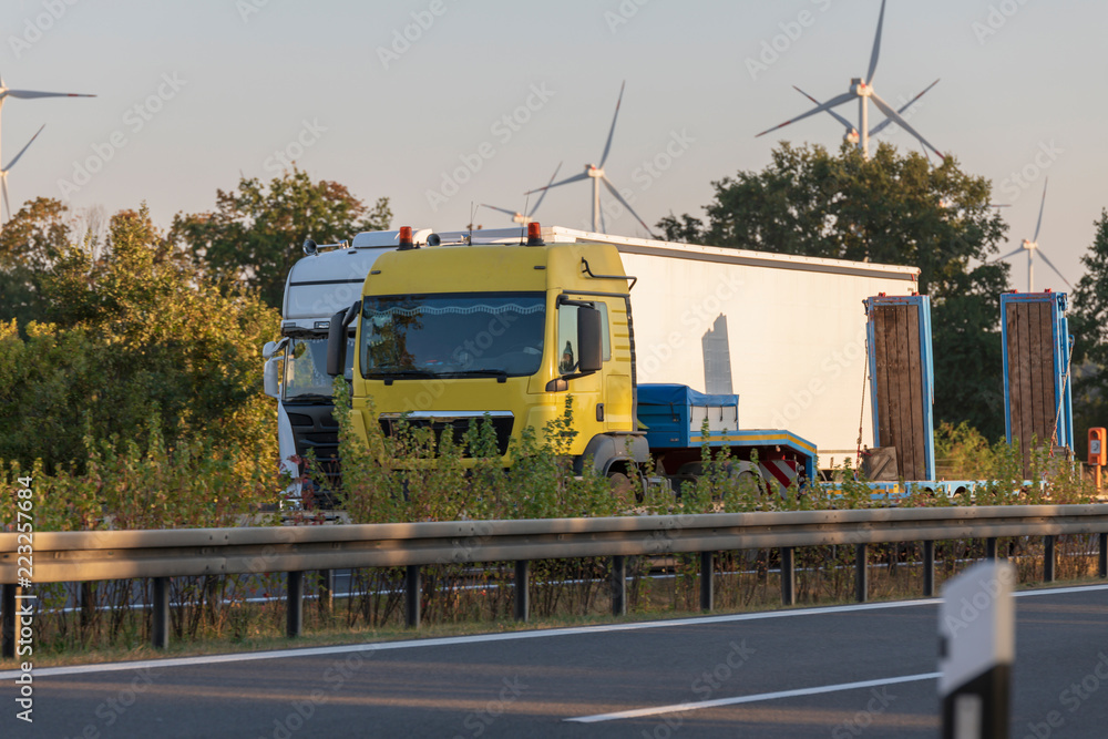 Sogenanntes Elefantenrennen , ein LKW überholt einen anderen LKW
