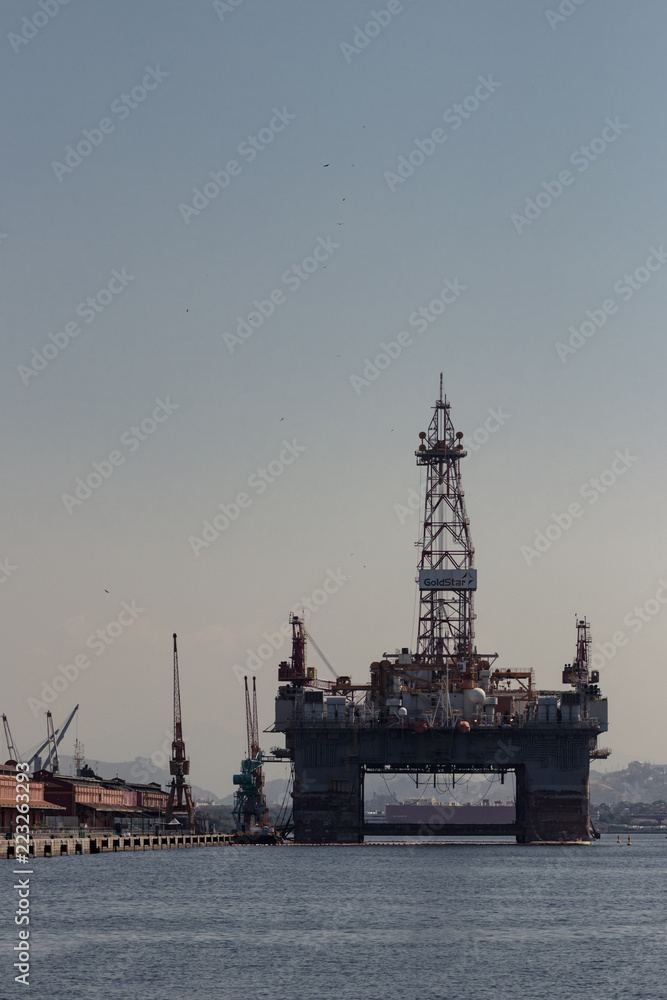 Plataforma de petróleo ao lado de porto vista do museu do amanhã no Rio de Janeiro