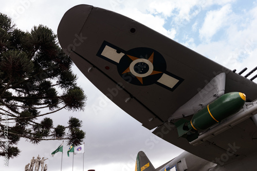 Avião militar antigo em praça do expedicionário em Curitiba