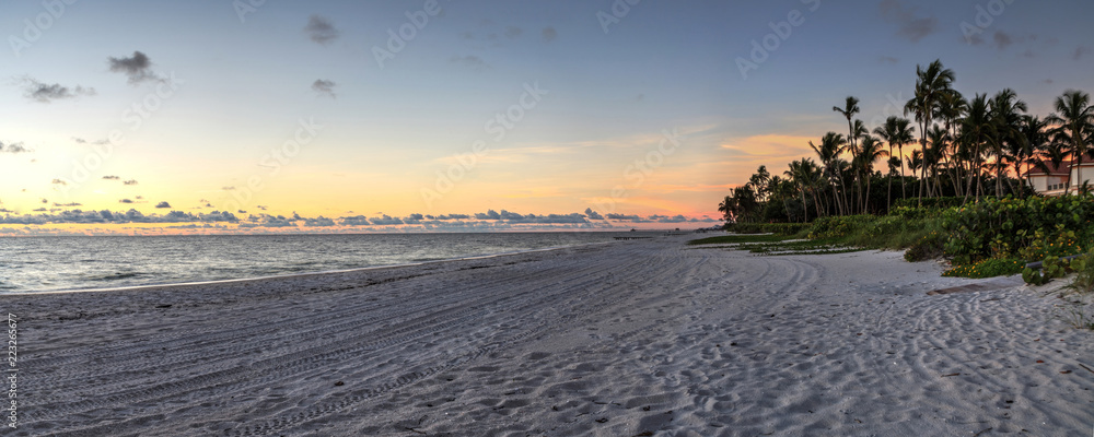 Obraz premium Dilapidated ruins of a pier on Port Royal Beach at sunset