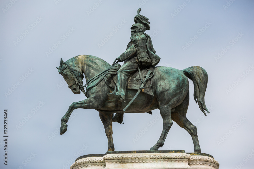 Obraz premium Bronze statue of Victor Emmanuel II at the 'typewriter' monument in Rome