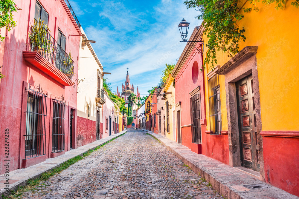 Naklejka premium Piękne ulice i kolorowe fasady San Miguel de Allende w Guanajuato w Meksyku