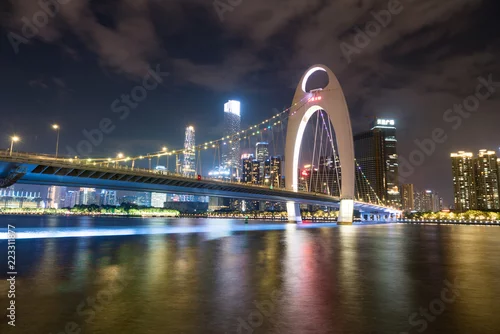 Obraz oświetlony most w nocy