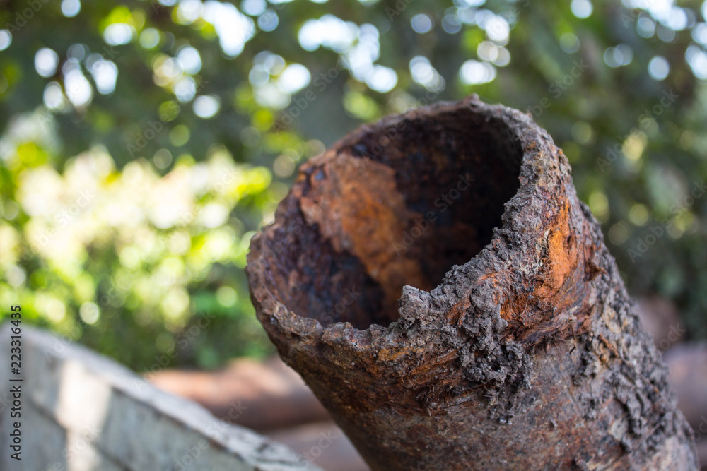 Obraz premium a old rusty metal pipe on the ground