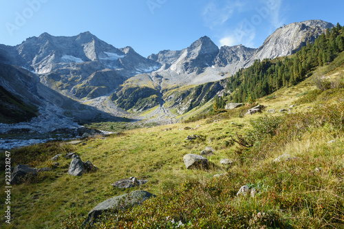 Almlandschaft im Herbst im Zillertal in Tirol