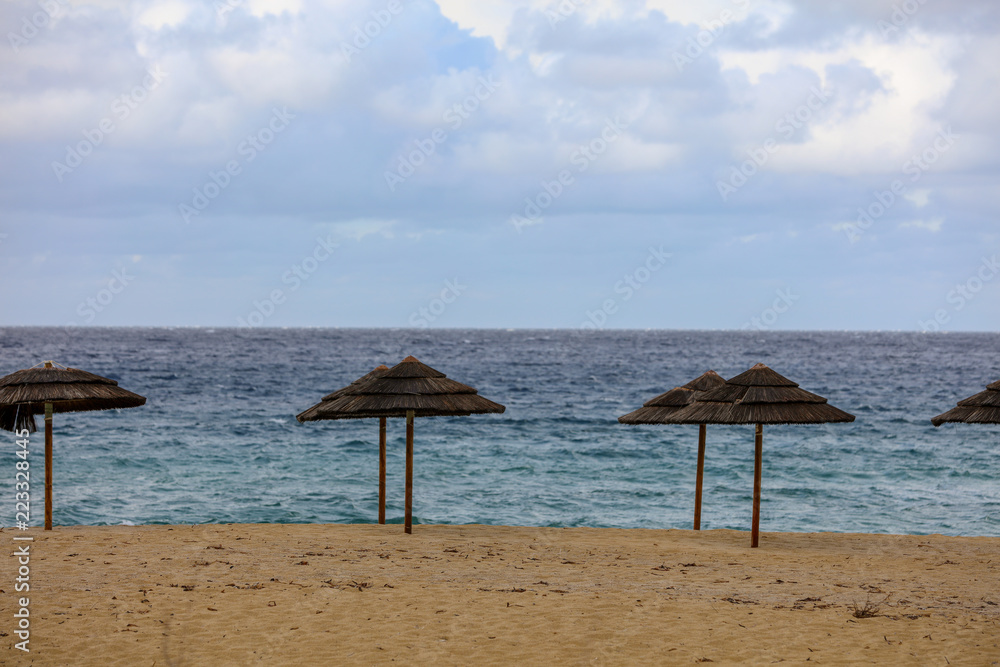 Sonnenschirme an einem Strand auf Korsika Sonnenschirme an einem Strand auf Korsika