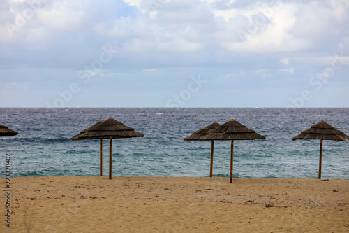 Sonnenschirme an einem Strand auf Korsika