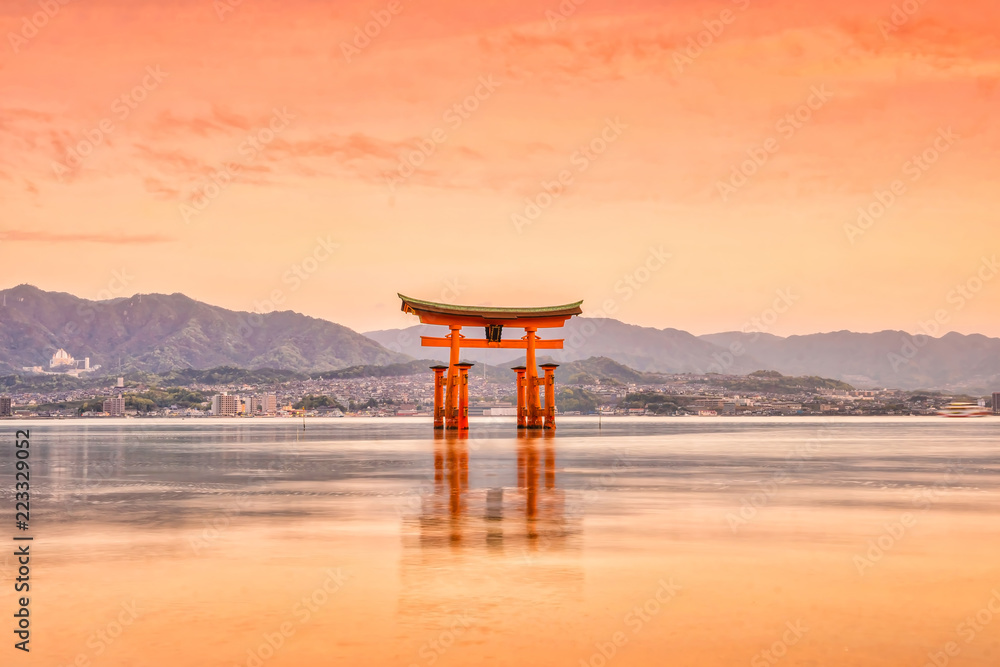 Fototapeta premium Wyspa Miyajima, słynna pływająca brama Torii