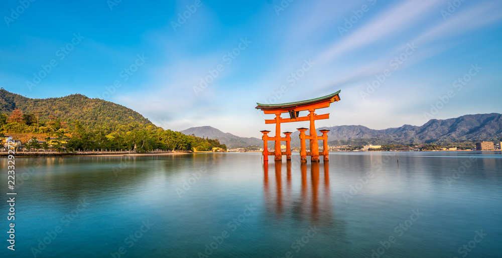 Obraz premium Wyspa Miyajima, słynna pływająca brama Torii