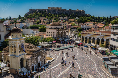 Il vivace quartiere di Monastiraki nel centro storico di Atene, Grecia photo