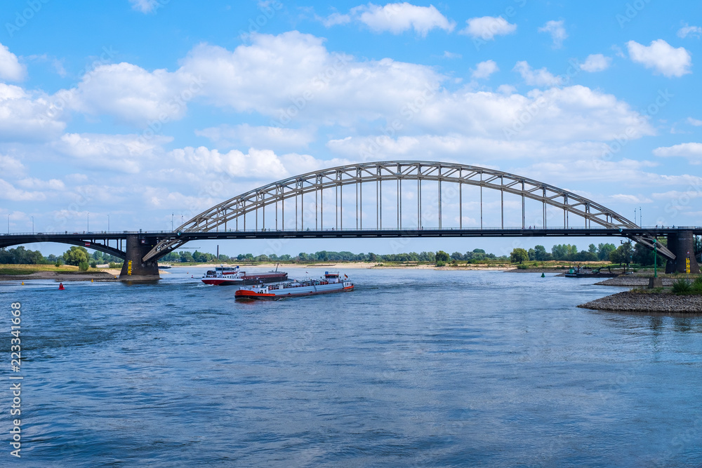 Brücke über die Waal in Nijmegen/NL