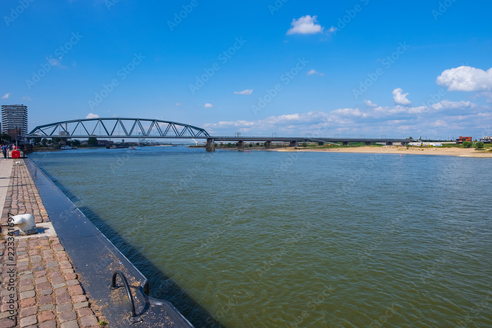 Die Waal in Nijmegen/NL mit einer Brücke im Hintergrund
