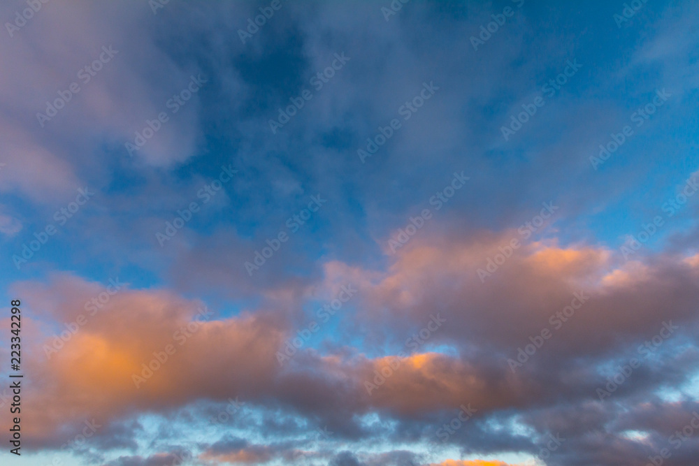 Obraz premium The clouds in the sky are colored by the sun at dawn.