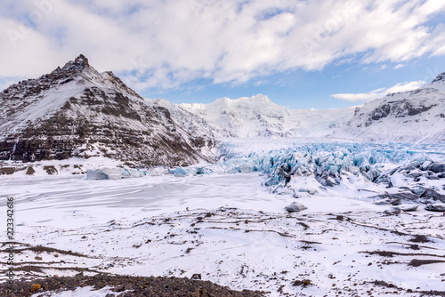 Vast Icelandic mountainous landscape, with turquoise glacier and glacial moraine © Philip