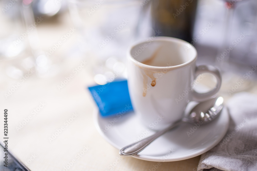 Fototapeta premium Tracce di caffè rimaste sulla tazzina dopo la consumazione al tavolo