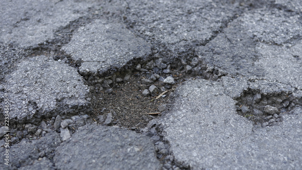 Naklejka premium Schlagloch Brüchiger Asphalt