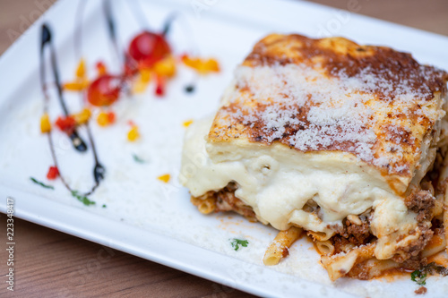 Nudel Italienisches Essen Auflauf Gratin mit Fleisch Käse und Parmesan überbacken 