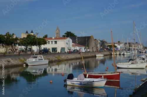 Noirmoutier Ville, port, château, église et commerces photo