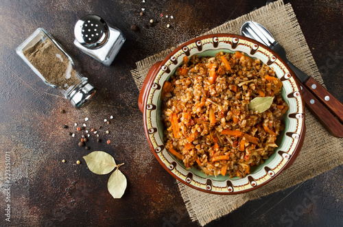 Bild auf Leinwand Buckwheat in a merchant manner (stewed with minced meat and vegetables)