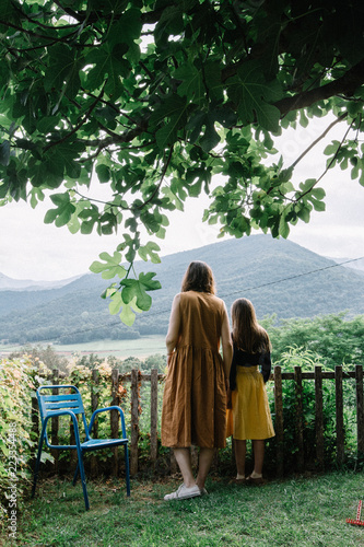 mere et fille en vacances sous le figuier 