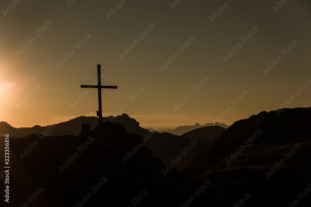 Gipfelkreuz Silhouette in den Alpen