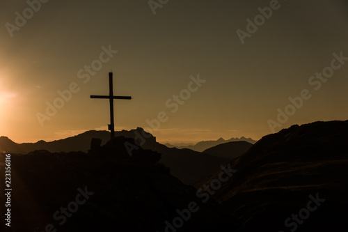Gipfelkreuz Silhouette in den Alpen