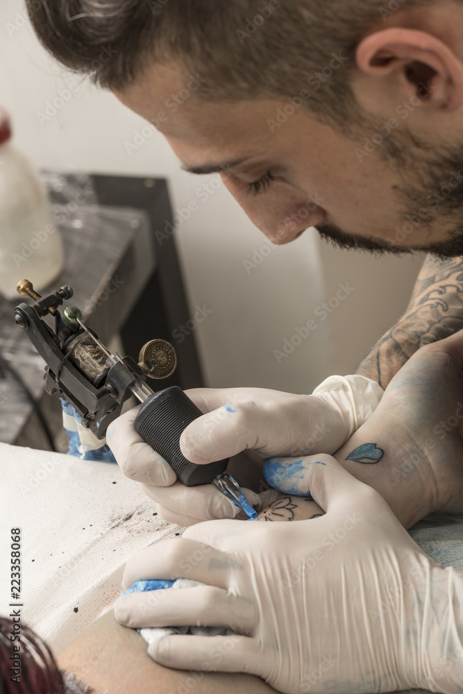 Tatuatore al lavoro