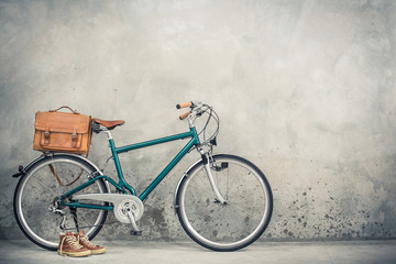Leinwandbilder Fahrrad Retro Rad mit Ledertasche  © BrAt82