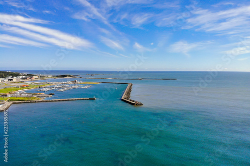 屏風ヶ浦の海岸と青い空 © sasasarururu
