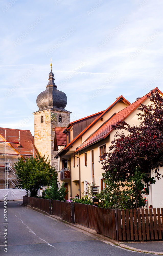 Die Kirche im Dorf