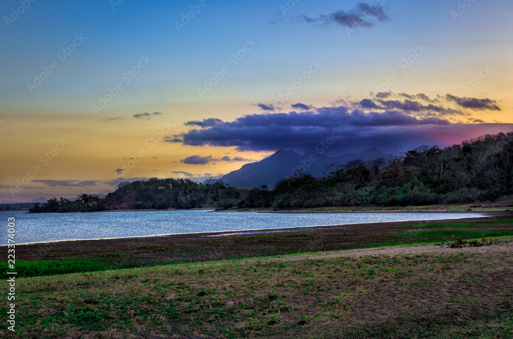 Obraz premium sunset over the lake